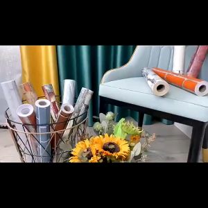 Wallpaper Dinding Motif Kotak Emas Dasar Hitam Ukuran 45CM X 9-10METER
