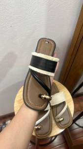 Dép xỏ ngón khuy mạ vàng quai ngang tua rua L45