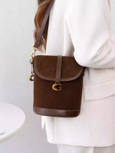 กระเป๋าสะพายข้างหนังแท้ MK ทรงถังสุดเก๋สำหรับผู้หญิง กระเป๋าสะพายข้างแบบสะพายข้างแบบลำลอง