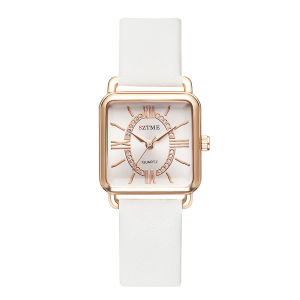 นาฬิกาสายหนังของผู้หญิงทรงสี่เหลี่ยมจัตุรัสสุดหรูทันสมัยหน้าปัดโรมันที่ละเอียดอ่อนและเรียบง่ายนาฬิกาหนังแฟชั่นของผู้หญิง