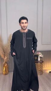 โต๊ปแขนยาวสีดำ แบรนด์ IKAF ผ้าคอตตอน100 มีลายในตัวดูพรีเมี่ยม ใส่สบายทรงสวยมากๆ เป็นงานคอกลม สไตล์ยอดนิยม สวมใส่แล้วดูหล่อดูผู้ดีสุดๆ AE88วาริสมุสลิม