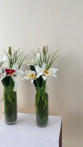 กล้วยไม้แคทลียา ฟื้นฟูดอกไม้ปลอมพร้อมแจกันดอกไม้ประดิษฐ์ กล้วยไม้แคทลียาจัดในแจกันแก้วทรงสูง สำหรับการผลิตและการผลิตภัณฑ์