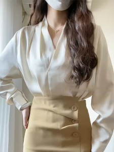 เสื้อเชิ้ตผ้าซาตินคอวีแขนยาวทรงตรงสำหรับผู้หญิงวัยทำงาน กระโปรงสั้นทรงเอ ชุดทำงานสไตล์เกาหลี ฤดูใบไม้ร่วง 2023