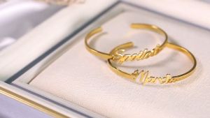 Gelang Nama Emas 24k Model GL 011: Desain Unik & Personalisasi