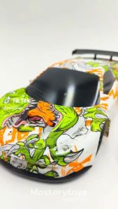 รถบังคับลายกราฟฟิก สเกล 1:18 บังคับได้ 4 ทิศทาง มีไฟหน้ารถ งานชนห้าง ของเล่นเด็ก พร้อมส่ง