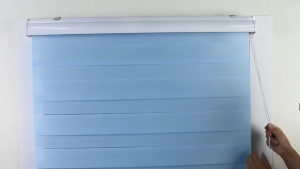 สไตล์โมเดิร์นเรียบง่าย ม่านม้วนสีเทา ม่านกันแสง ม่านกันแดด ติดตั้งง่าย ปรับแสงได้สะดวก เหมาะสำหรับห้องนั่งเล่น ห้องครัว สำนักงาน ม่านบังแสง