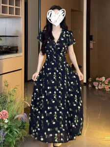 SUSIEYUAN | ชุดเดรสคอวีลายดอกไม้สไตล์ฝรั่งเศส กระโปรงทรงเอเข้ารูป แขนสั้น ทรงเข้ารูป เดรสยาวปานกลาง ฤดูร้อน 2025 แฟชั่นใหม่