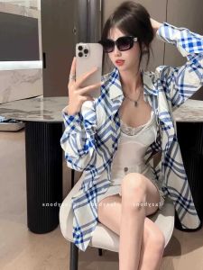 เสื้อเชิ้ตแขนยาวคอปกพิมพ์ลายสก็อตสีบลู-ขาว ทรงหลวม สไตล์เกาหลี ฤดูใบไม้ร่วง 2024 เสื้อเชิ้ตคอปกพับแขนยาว