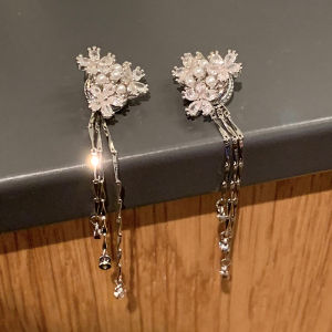 Elegant Magnetic Stone Ear Cuff with Tassel And Sparkling Flower Design Fashionable Korean Style Alloy Ear Jewelry