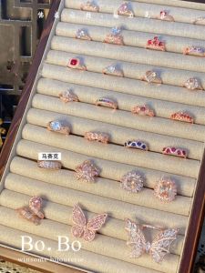 แหวนผีเสื้อสีโรสโกลด์วินเทจสําหรับผู้หญิงที่มีการออกแบบลูกไม้กลวงหินทับทิมสีแดงและเครื่องประดับแฟชั่นเซอร์โคเนีย