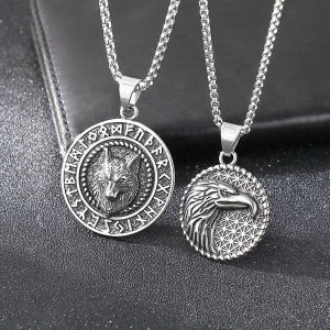 สร้อยคอเหล็กไททาเนียมสุภาพบุรุษโบราณโบราณจี้ราชาหมาป่าสองหน้าลายเคมสโตนไวกิ้ง