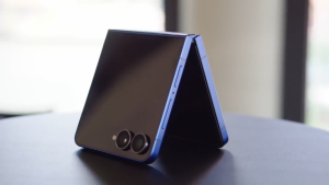 Samsung Galaxy Z Flip 7 5G Foldable Phone — 6.7" AMOLED Display 128GB/256GB OH Mobile Warranty