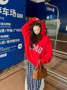 เสื้อสเวตเตอร์คอกลมแขนยาวทรงหลวมพิมพ์ลายตัวอักษรสีแดง Smorodina สำหรับผู้หญิง ฤดูใบไม้ร่วง 2024 คอลเลกชั่นฤดูใบไม้ร่วง