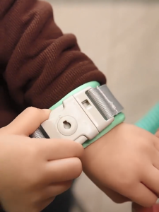 HANA 2Meter Anti lost Antilost Strap Wrist Leash Hand Belt Children Anti Lost Belt Stretchable Baby Safety Harness For Walking Travel Aid Kids Child Boys Girls Tali pengikat keselamatan anti hilang antilost | Lycotte Mom & Baby