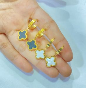 Anting Clover Gold Jepit Titanium Anti Karat Black Dot dan White Dot Wanita Dewasa Korean Earning