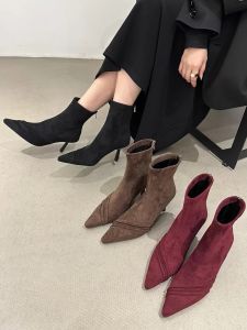 รองเท้าบูทสั้นสีแดงสไตล์ย้อนยุคสำหรับผู้หญิง ฤดูใบไม้ร่วง/ฤดูหนาว 2025 รองเท้าบูทส้นสูงทรงหัวแหลมแบบยืดหยุ่นสไตล์ฝรั่งเศส รองเท้าบูททรงสลิมสไตล์แฟชั่น
