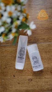 สติ๊กเกอร์ติดของใช้ส่วนตัวแบบใส ชุดเซทเดินทาง สติ๊กเกอร์แชมพู/ ยาสระผม/ ครีมนวดผม/ คลีนซิ่ง กันน้ำได้ B006