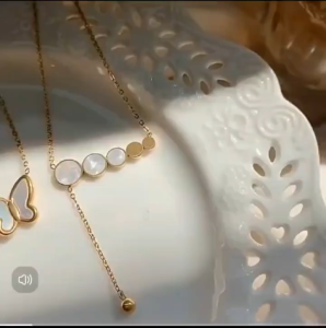 Kalung Titanium Wanita Model Rantai Pipih Liontin Permata Hijau