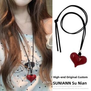 Bohemian Style Carved Heart Pendant Necklace Womens Luxury Long Beaded Sweater Chain Versatile Accessory Alloy Material