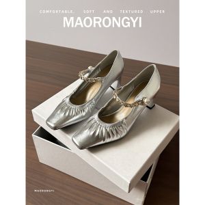 รองเท้าส้นสูงหนังแกะสไตล์วินเทจพร้อมรายละเอียดโซ่มุกสแควร์นิ้วเท้ากว้าง สายคล้อง รองเท้าเดี่ยวสําหรับผู้หญิง ทันสมัย แฟลตเทพนิยาย