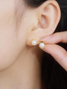 ZHOU LIU FU 周六福 750/18K Gold Earrings Flower Freshwater Pearl Earring Floral Stud Earrings for Women Girl X0914859 ﻿