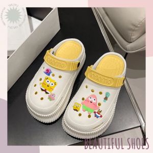 LHSunday ใหม่มาก รองเท้าลำลองแฟชั่น ออกแบบทรงหัวโต มาพร้อมจิ๊บบิทติดรองเท้า คือน่ารักไม่ไหว พื้นนิ่มใส่สบายสุดๆ กันลื่น มีสายรัดส้นด้วยน้า รองรับน้ำหนักเท้าได้ดี มันเริ่ด