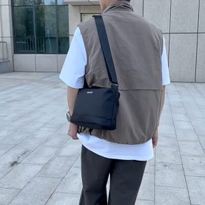 SEA YADOU  กระเป๋าสะพายผู้ชายแบบลำลองรุ่นใหม่กระเป๋าผู้ชายสีดำน้ำหนักเบาแมทช์ลุคง่ายกระเป๋าสะพายข้างอินเทรนด์สไตล์เกาหลี