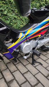 STRIPING STICKER LIS LES POLET honda supra x 100 2004 2005 hitam full list body standar berkualitas terbaik Mahkota Stiker