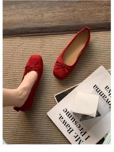 รองเท้า Mary Jane ทรงหัวมนแบบสวมสบายสไตล์บัลเล่ต์ สวมหัวเข็มขัด รองเท้าส้นแบน พื้นหนา รองเท้าแฟชั่นสำหรับผู้หญิง สีแดง วัสดุหนังแพะ