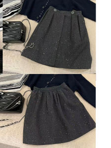 กระโปรงสั้นทรงเอเอวสูงสีทอง เนื้อผ้าขนสัตว์ ทรงเข้ารูป กระโปรงทรงมัลเบอร์รี่สำหรับผู้หญิง ฤดูใบไม้ร่วง/ฤดูหนาว สไตล์ใหม่