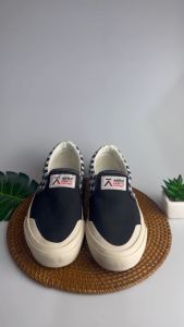 SEPATU SNEAKERS PRIA WANITA HITAM PUTIH COWO KEREN BUAT GAYA SEPATU WANITA TERBARU SEPATU SNEAKER WANITA CANVAS AUTHENTIK OTENTIK SLOP SEPATU SEKOLAH SEPATU KEREN SEPATU KULIAH SEPATU PRIA KEREN LAKI LAKI CEWEK DEWASA BRAND LOKAL AKNA JAVASTORE