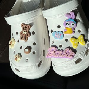 Crocs Jibbilz อุปกรณ์ดอกไม้ประดับตกแต่งรองเท้ามีเสน่ห์รูปผีเสื้อหัวไชเท้าแบบถอดออกได้หัวเข็มขัดรองเท้ากระต่ายสำหรับ Crocs