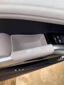 ZLWR BYD ATTO 3 กล่องเก็บของภายในที่เท้าแขนด้านในตกแต่งกล่องเก็บของประตูซิลิโคนวัสดุอุปกรณ์ปรับเปลี่ยนการตกแต่งภายใน