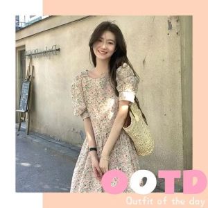 ชุดเดรสผู้หญิงลายดอกไม้ คอกลมสดใส ดอกไม้สุดคิ้วท์ สายชิค สายลูก ต้องมีไว้ใส่กับเดอะแกงค์เลยน้าา ไปซื้อหรือรับประมาณ 1,500 บาท