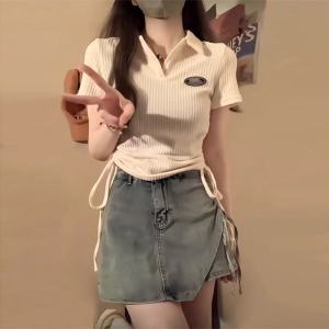 เสื้อทีเชิ้ตมีเชือกรูดแบบสั้นคอปกโปโลสาวแซ่บสไตล์อเมริกัน INS เสื้อจับจีบเข้ารูปดูผอมเพรียวออกแบบพิเศษแขนสั้นใส่ช่วงฤดูร้อนสำหรับผู้หญิง