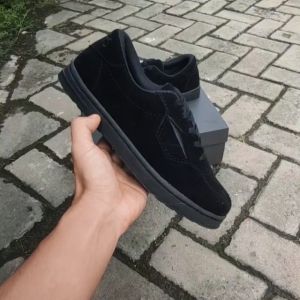 Sneakers Gumers Full Black Suede: Sepatu Hitam Polos untuk Sekolah, Kerja, dan Santai