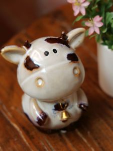 Cute European Ceramic Cow Bell Cow Savings Jar Creative Living Room Decoration Handmade Craft Milk Cow Figurine Desktop Ornament