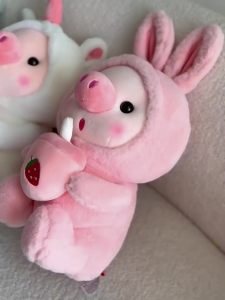 ตุ๊กตาหมูน้อยดื่มชานม ตุ๊กตาเนื้อนุ่ม สบายตัว ขนาด 25 ซม. ตุ๊กตาสุดน่ารัก ของขวัญวันเกิด ของขวัญให้เพื่อนๆ
