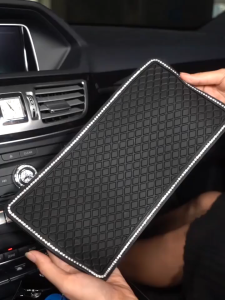 แผงควบคุมซิลิโคนต่อต้านแผงควบคุมรถมัลติฟังก์ชั่น 11.6 x 5.7 เสื่อรถยนต์กริดสีดำสำหรับโทรศัพท์ กุญแจ แว่นกันแดด