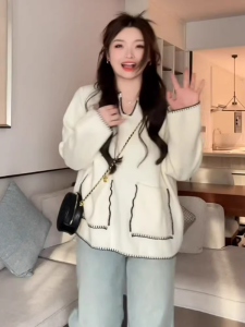 เสื้อสเวตเตอร์คอวีหลวมๆ สำหรับผู้หญิงไซส์ใหญ่ เสื้อชั้นในสุดเก๋ไก๋สำหรับฤดูใบไม้ร่วงและฤดูหนาว เสื้อคลุมกันหนาวสไตล์น้ำหอมขนาดเล็ก