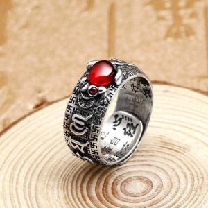 Nhẫn Nam Nữ Tròn Khảm Ngọc Đỏ Tì HưuCóc Vàng Tài Lộc Chạm Khắc Màu Bạc Thời Trang Chất Titan Đẹp Đơn Giản Không Gỉ BeCo Charm