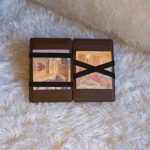 Dompet card pria/wanita model unik disean penyimpanan uang di jepit di karet muat sampai 50 lembar uang kertas dan mudah di masukan ke dalam kantong celana