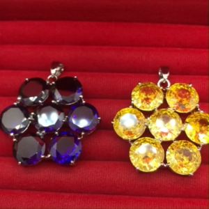 จี้พลอยรูปดอกไม้ สีไพลิน เหลืองบุษราคัม ขนาด 3.5x3.5cm ตัวเรือนสีโรเดียม งานชุบ เรียบหรู ดีไซน์สวยงาม จี้ห้อยคอ แฟชั่น