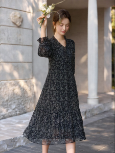 Vimly | Đầm Hoa Elegance Đen Dài Cổ V Có Nếp Gợn ở eo