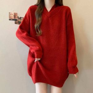 เสื้อสเวตเตอร์คอวีสีแดงหรูหราสำหรับผู้หญิงไซส์ใหญ่ เสื้อถักยาวปานกลางสำหรับฤดูหนาว เสื้อคลุมกันหนาวแบบลำลอง แขนยาว สีพื้น