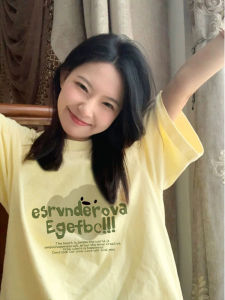 เสื้อยืดแขนสั้นผู้หญิงฤดูร้อนปี 2025 สีเหลืองสดใส ทรงหลวม คอกลม ผ้าฝ้ายแท้ เสื้อตัวบนสไตล์วิทยาลัย แฟชั่นเกาหลี