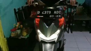 Tombol Saklar Sen Sein Plus Hazard KECIL 30 mm - Suku Cadang Honda BeAT