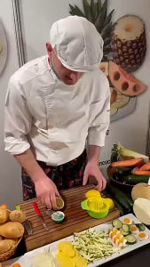 Portable Lemon Squeezer Plastic Reusable Lightweight Juices Reamer Washable Manual Juices Reamer Built in Filter for Home Travel