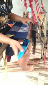 ผ้าคลุมไหล่ย้อมด้วยสีครามธรรมชาติ หอมกลิ่นครามธรรมชาติ อ่อนโยน ไม่ระคายเคืองผิว เนื้อผ้านุ่ม อุ่น สบาย 🤍 (ยิ่งใช้ผ้ายิ่งนุ่ม อุ่นสบาย)