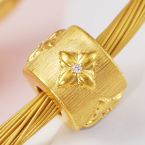 Chow Sang Sang 周生生 999 Gold Gold Rhyme Diamond Carved Flowers Charm for Women 95016C (Bracelet Not Included)
